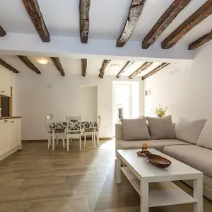 Nena- Sa Posebnim Ulazom U Prizemlju, Terasom I Zelenom Okucnicom Apartman